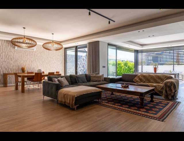 5 BEDROOM HOUSE FOR SALE IN VAL DE VIE ESTATE